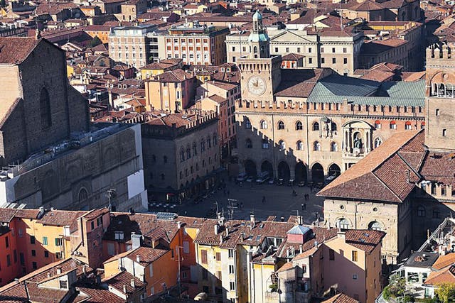 Square root: the Piazza Maggiore
