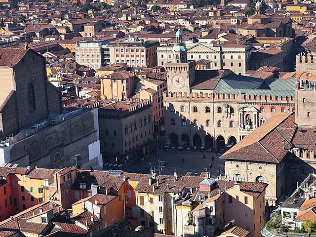 Square root: the Piazza Maggiore