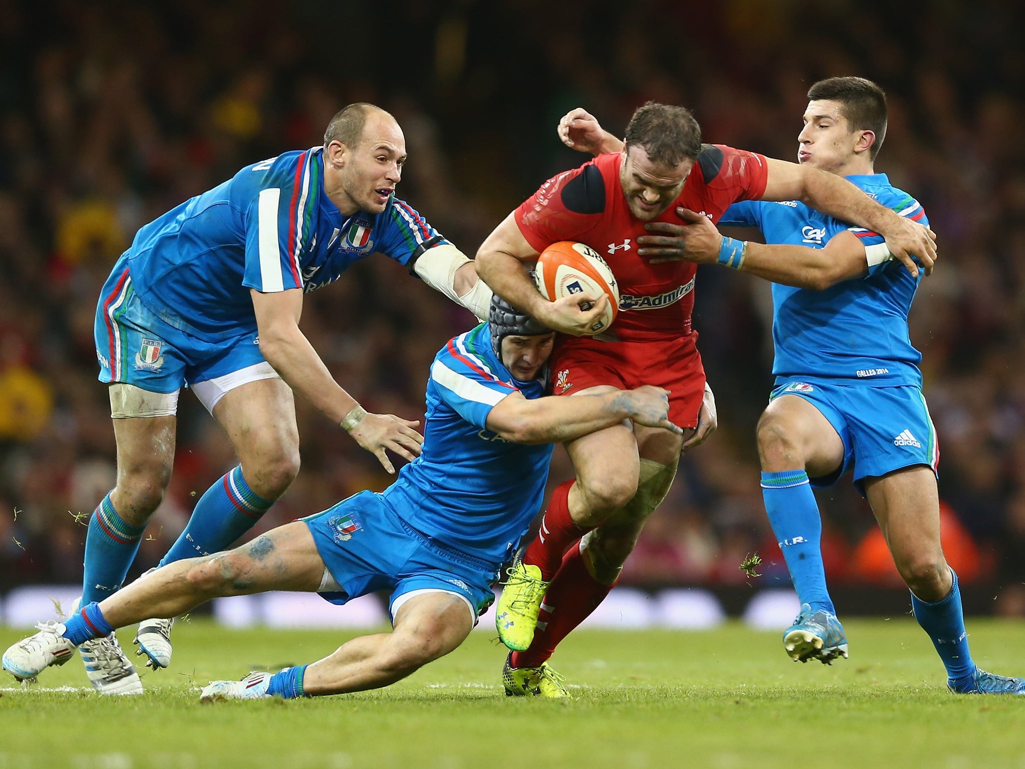 Jamie Roberts attempts to break through the Italian defence