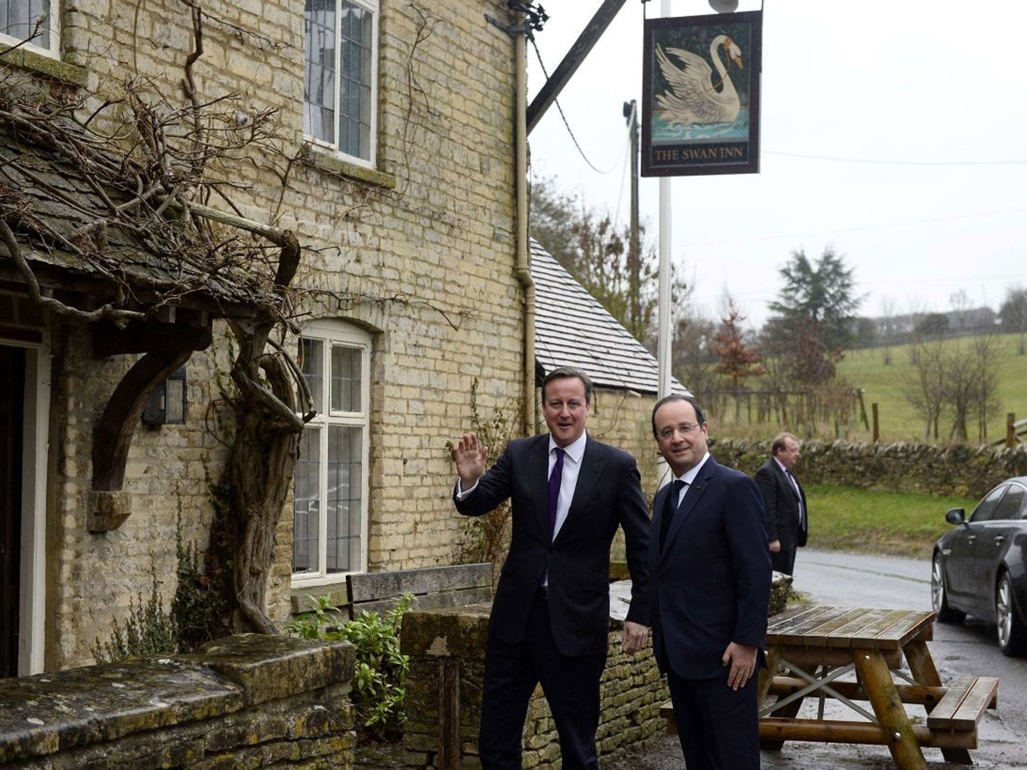 Leaders’ lunch: David Cameron and François Hollande at the Swan pub