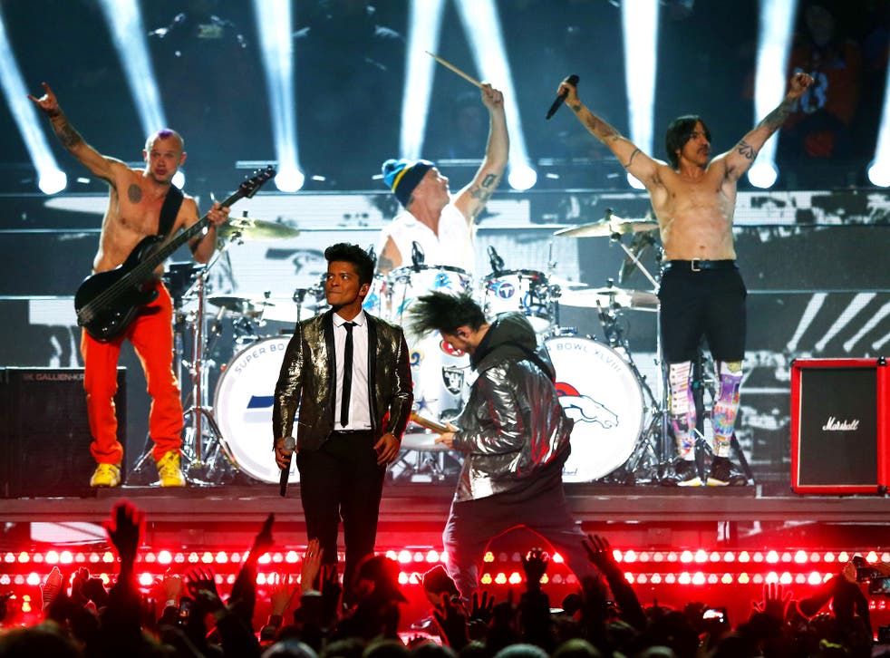 Bruno Mars peforms withe the Red Hot Chili Peppers
