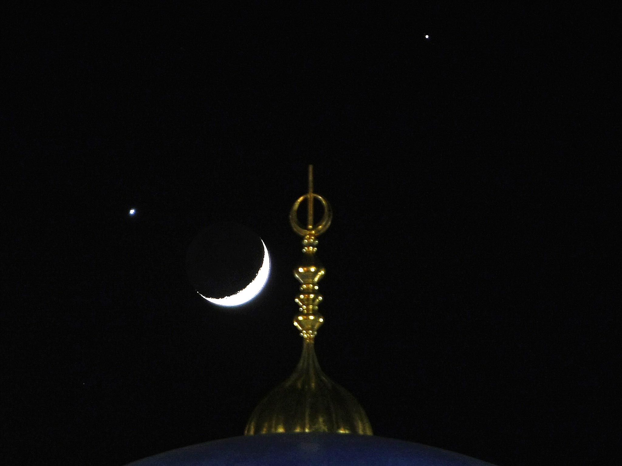 Venus (left) and Jupiter (right) seen above a crescent Moon