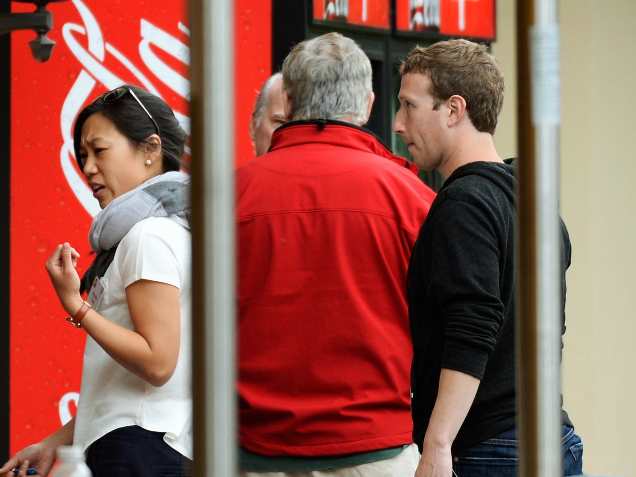Mr Zuckerberg and Ms Chan topped the list of donors last year with their near-$1bn gift to the Silicon Valley Community Foundation