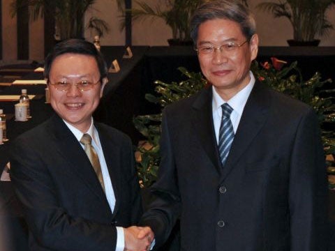 Wang Yu-chi (left) with Zhang Zhijun before their meeting in Nanjing in east China's Jiangsu province
