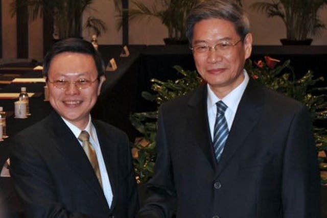 Wang Yu-chi (left) with Zhang Zhijun before their meeting in Nanjing in east China's Jiangsu province 