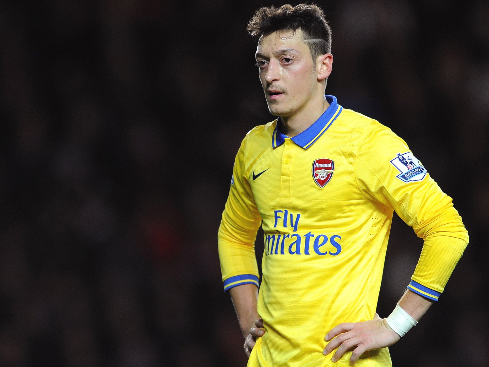 Mesut Özil ‘doesn’t come from a small club, he is used to pressure,’ said Arsène Wenger