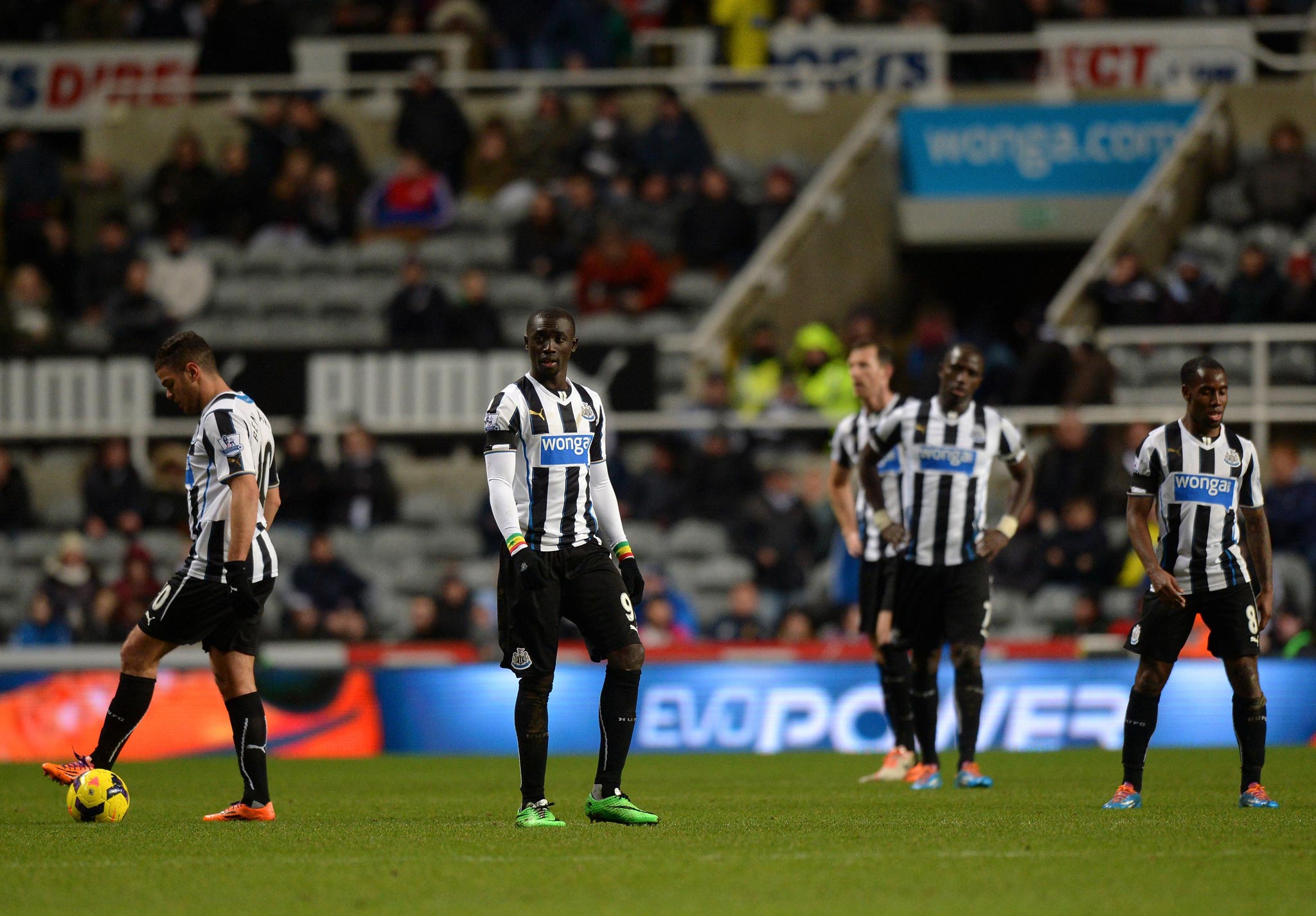 Dejected Newcastle United players after Tottenham’s fourth goal