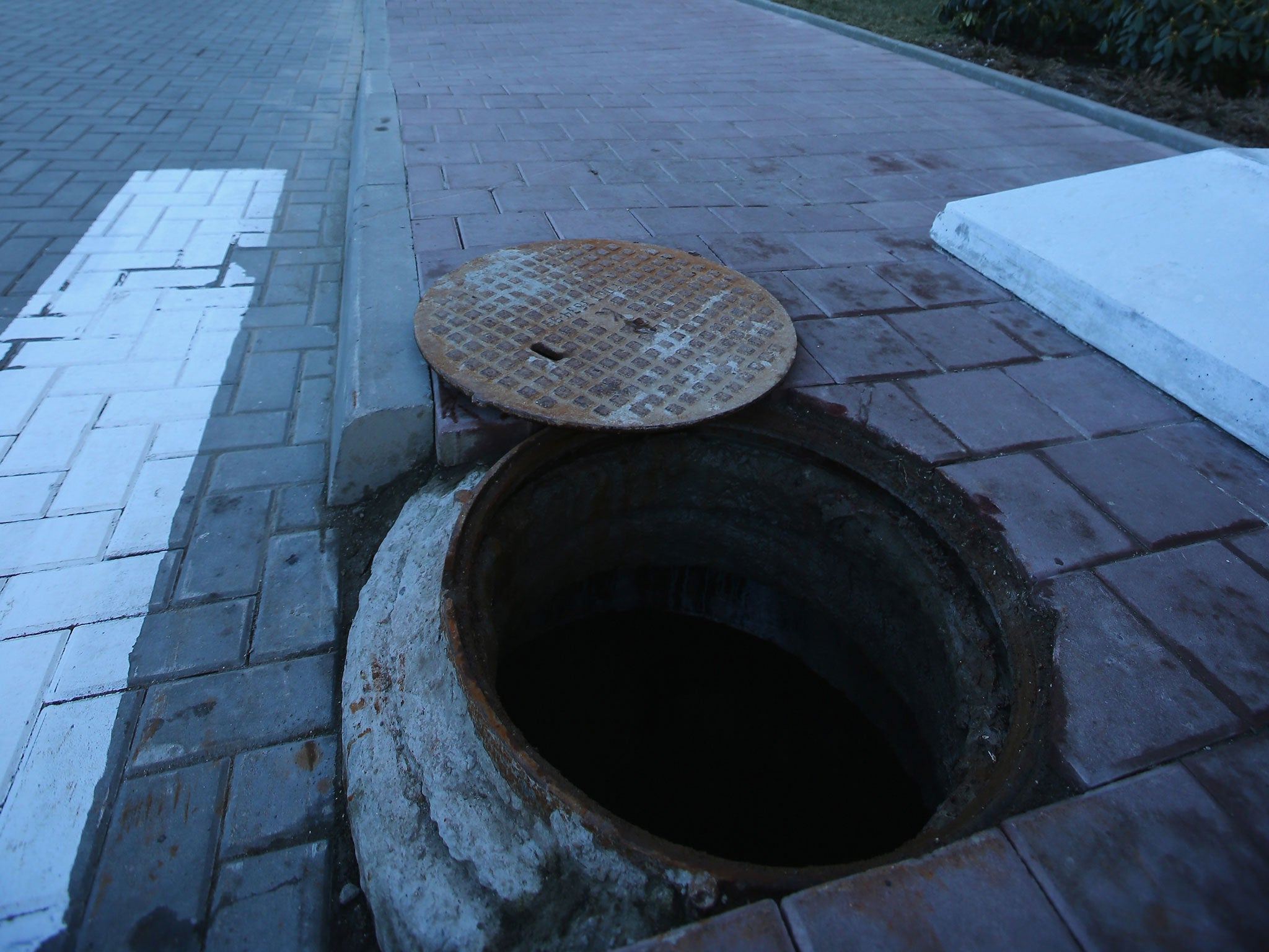 An open manhole cover (unrelated to the incident).