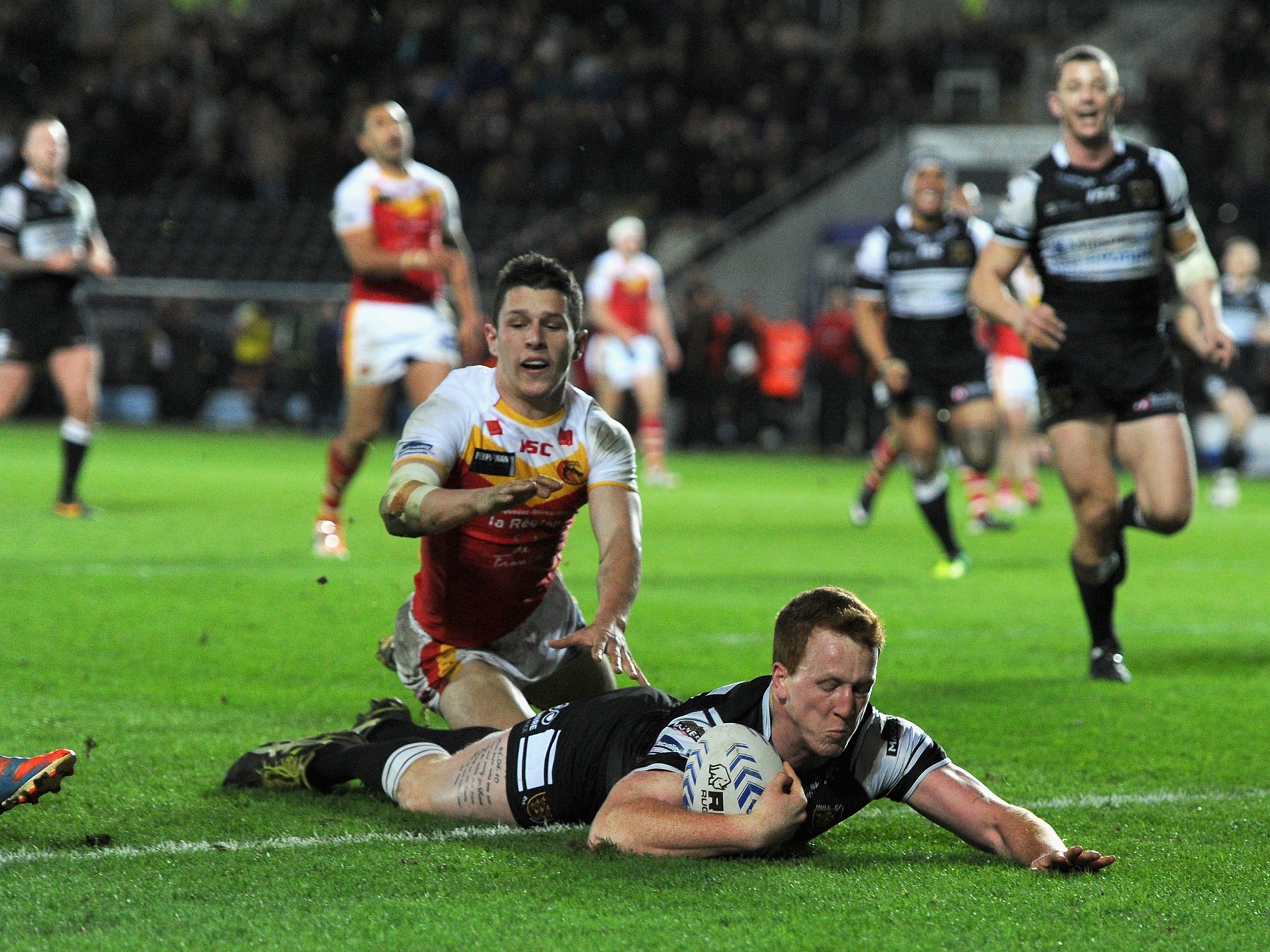 Hull's Jordan Thompson crosses the line during their 36-34 victory over Catalan Dragons