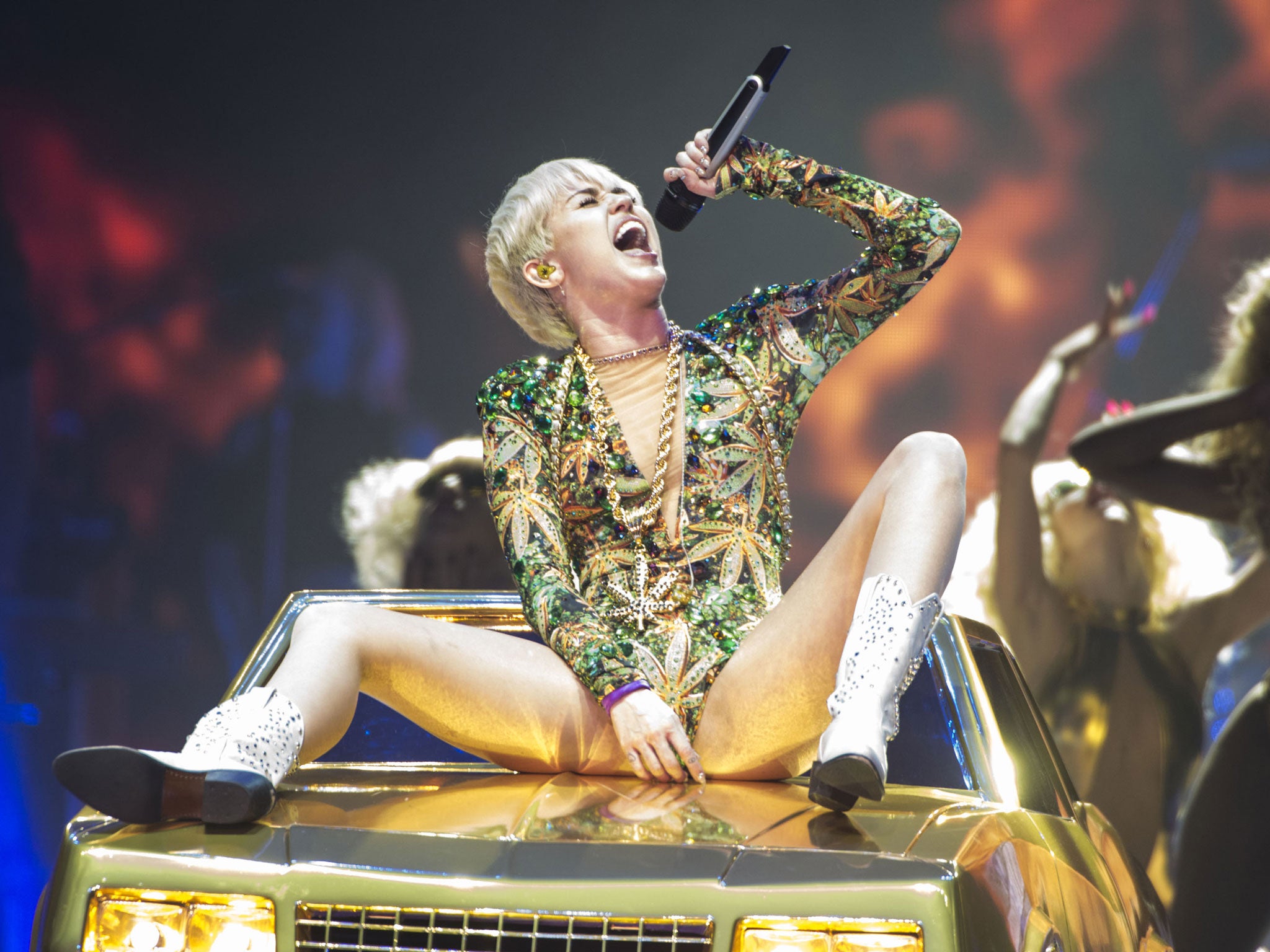 Выходки. Скандальная певица Майли Сайрус. Майли Сайрус на шоу. Miley Cyrus Bangerz Tour 23. Miley Cyrus 02.