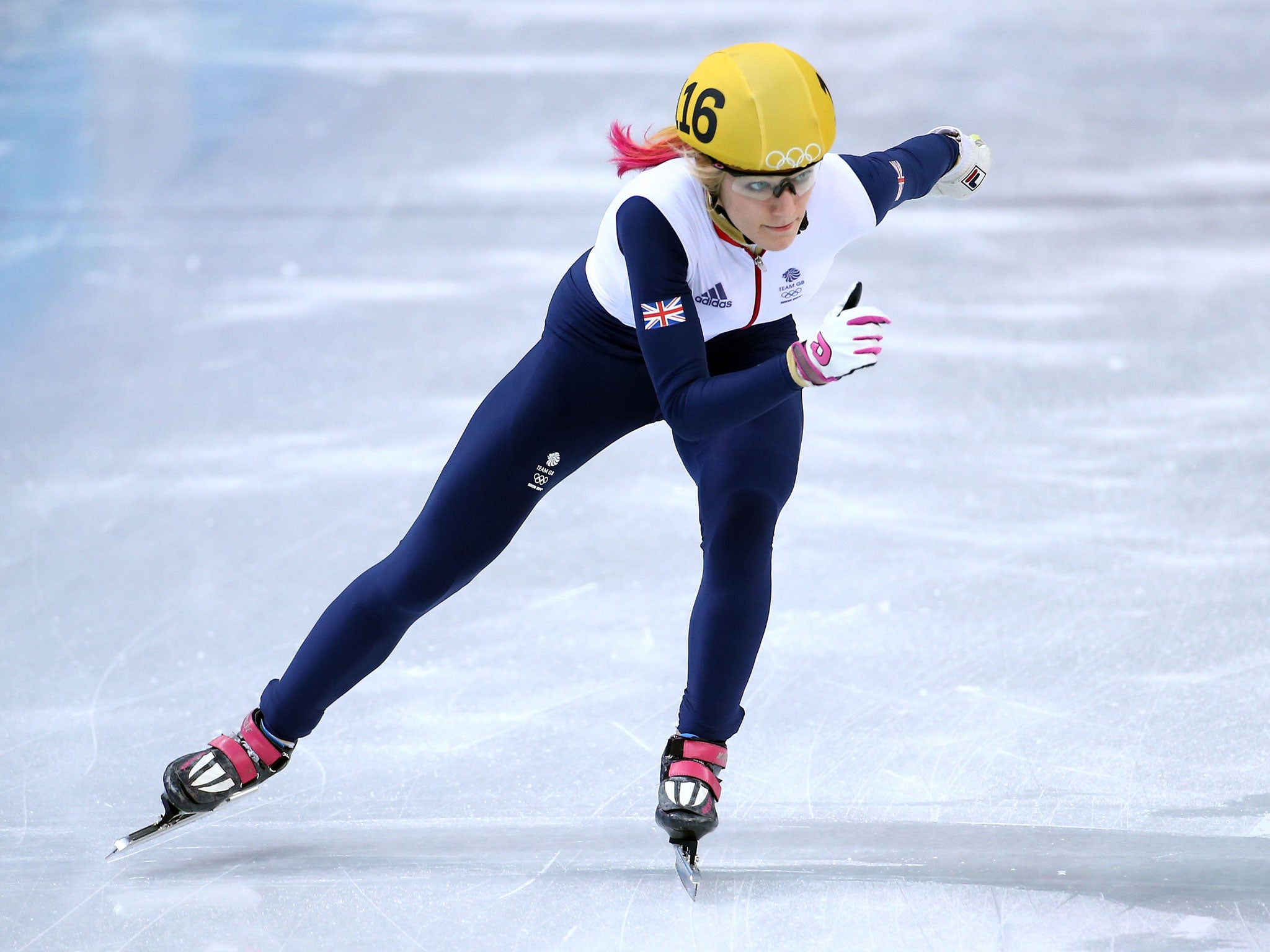 Short track speed-skater Elise Christie has reached the quarter-finals of the 1000m event