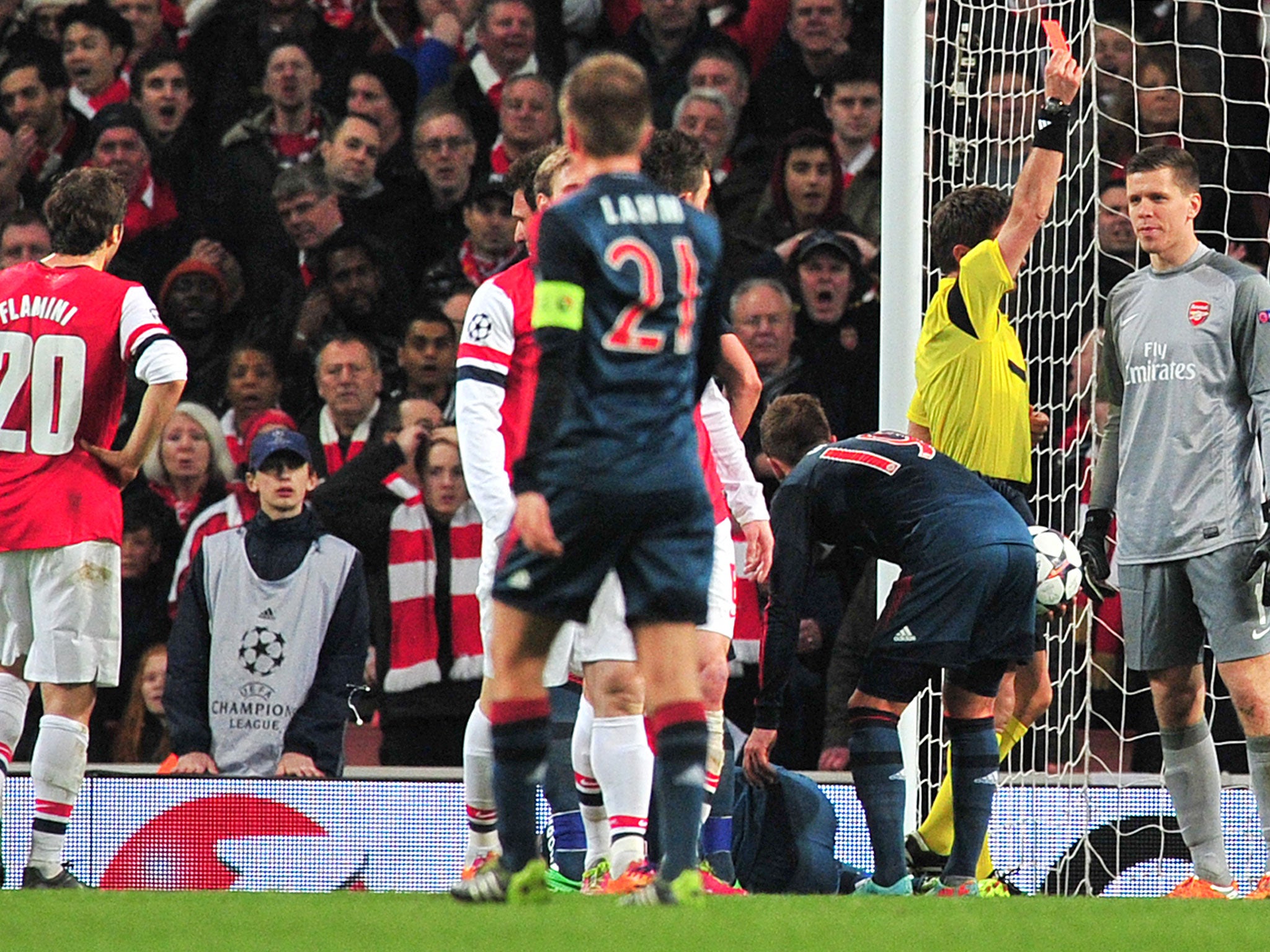 Wojciech Sczesny is sent off after fouling Arjen Robben (GETTY)