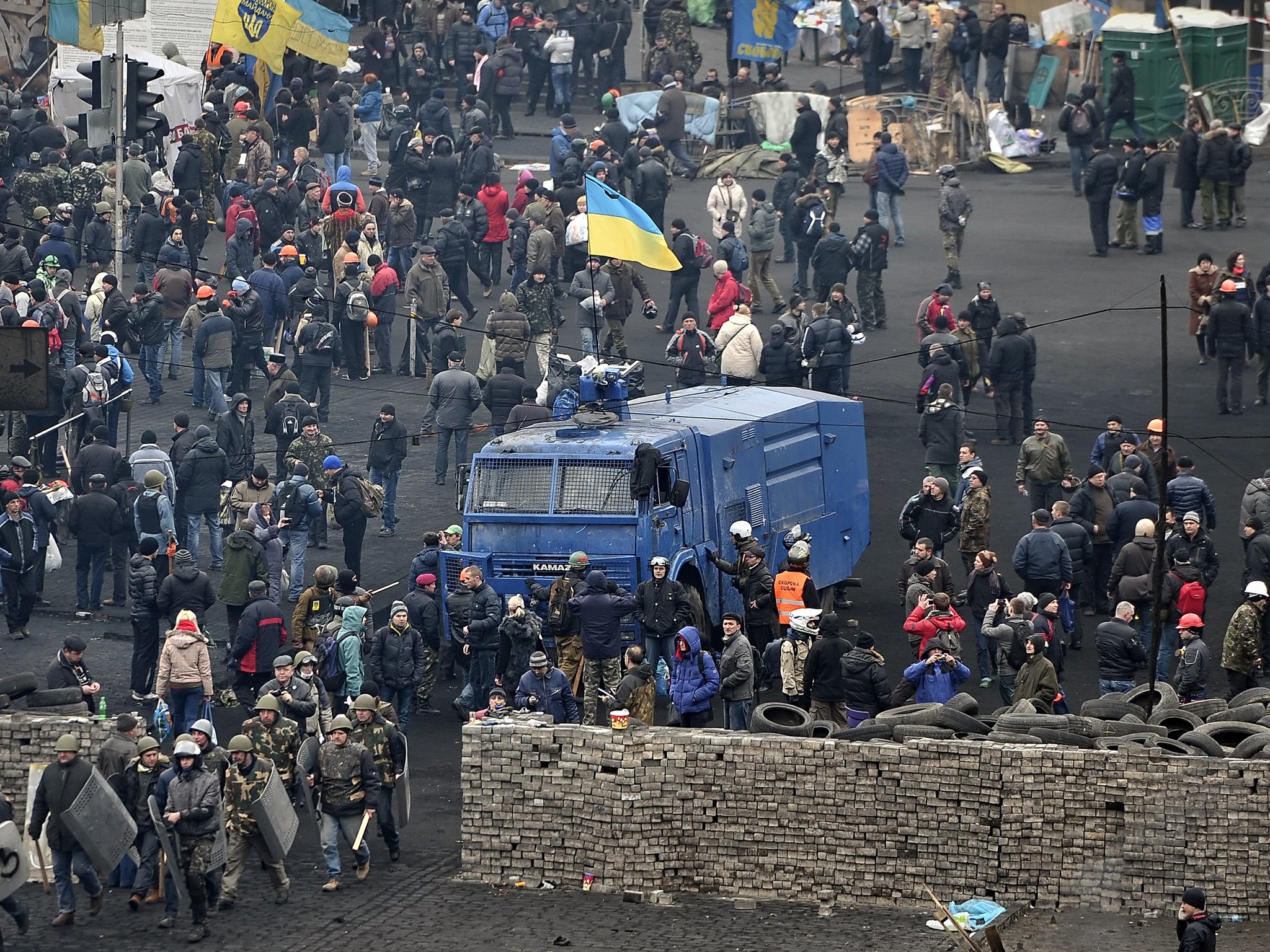 Thousands of protesters remain on the streets of Ukraine despite a deal signed on Friday aiming to end the political crisis