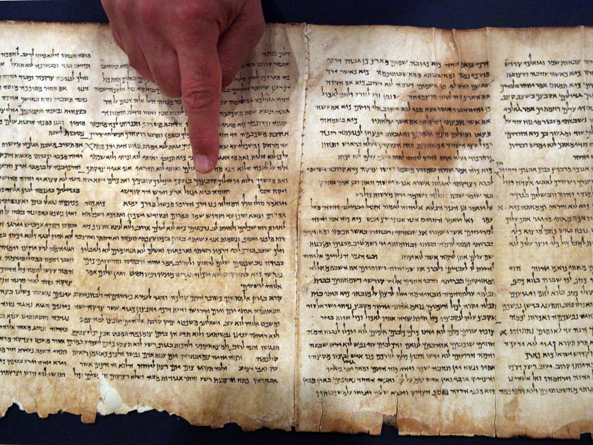 15 Surprising Facts About the Dead Dead Sea Scrolls - NIV Bible
