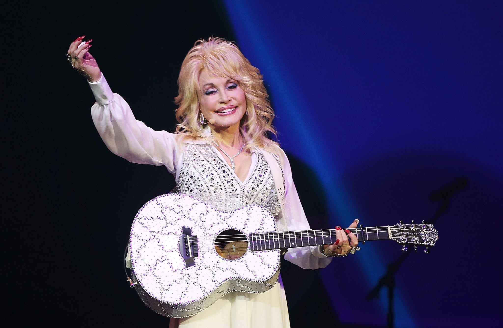 Dolly Parton has confirmed she will play Glastonbury 2014