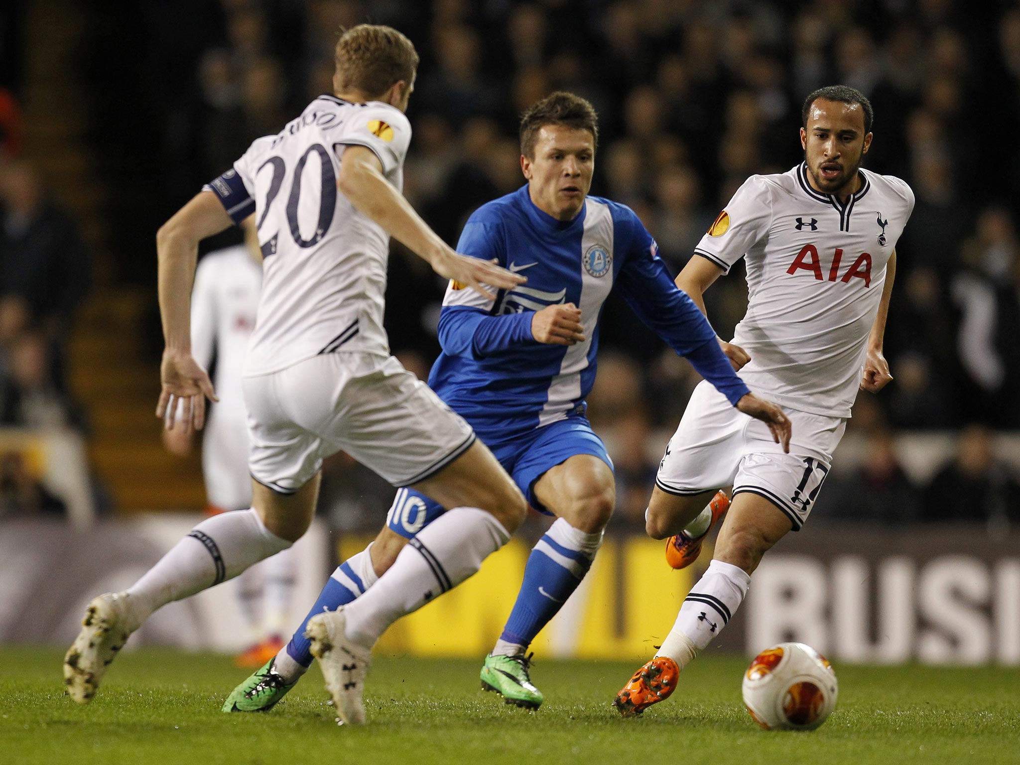 Dnipro's Ukrainian midfielder Yevhen Konoplyanka (2nd L) runs between Tottenham Hotspur's English defender Michael Dawson (L) and Tottenham Hotspur's English midfielder Andros Townsend (R)