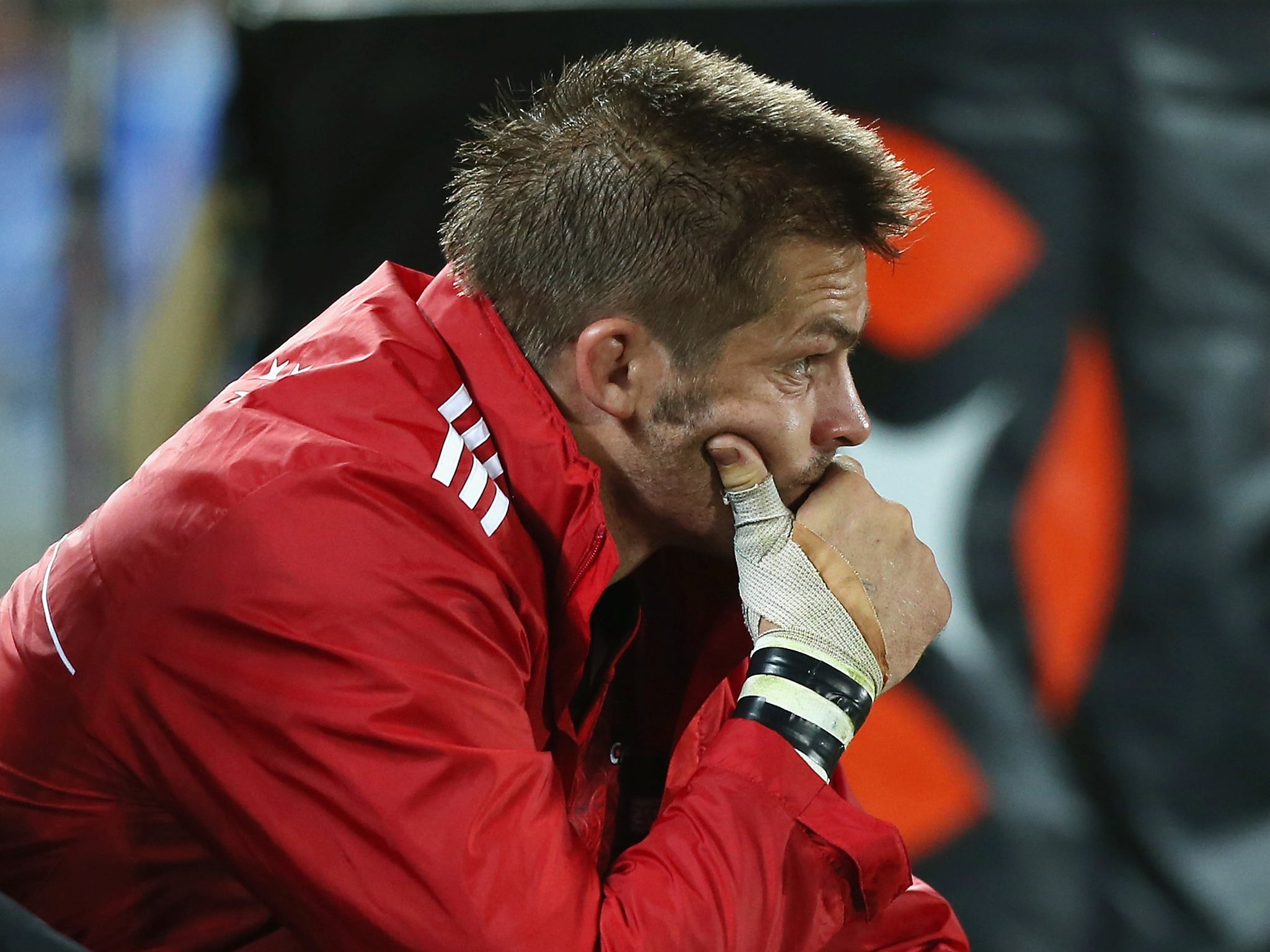 Richie McCaw has suffered a broken thumb that will keep him out for up to eight weeks