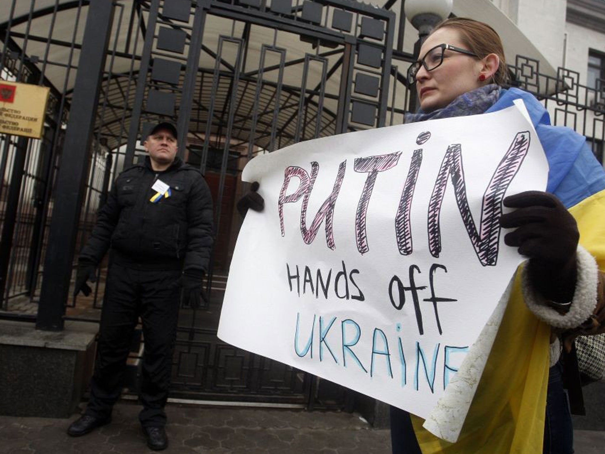 A woman in Kiev holds up a sign making clear her views