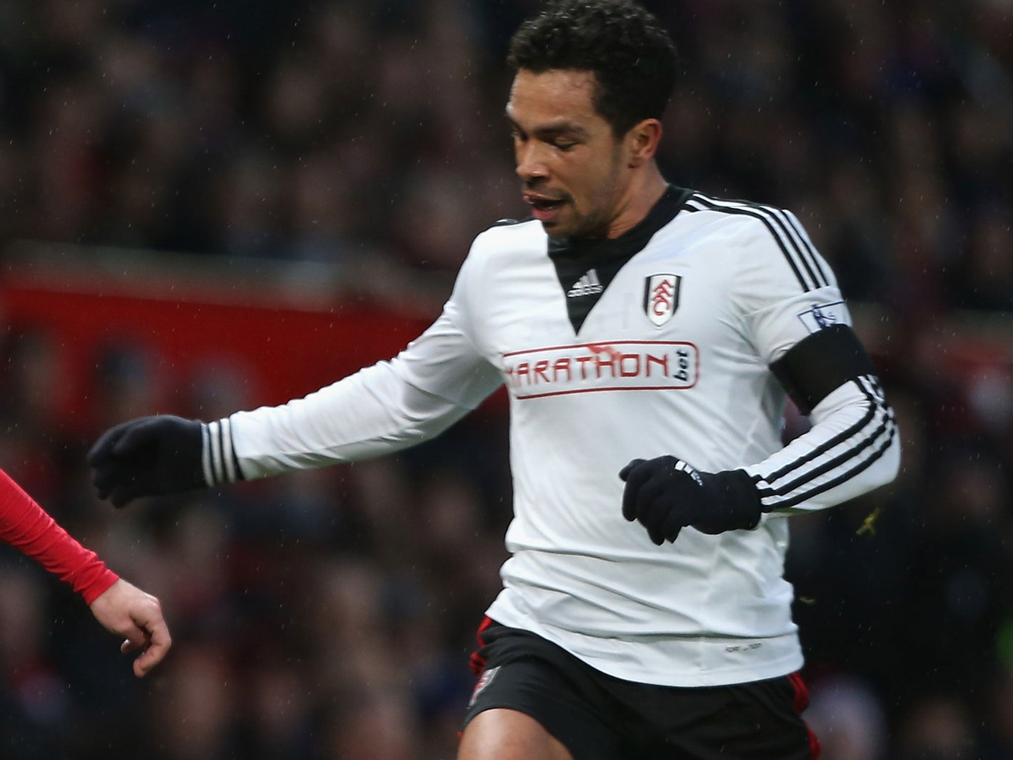Kieran Richardson competes for the ball from the Fulham midfield
