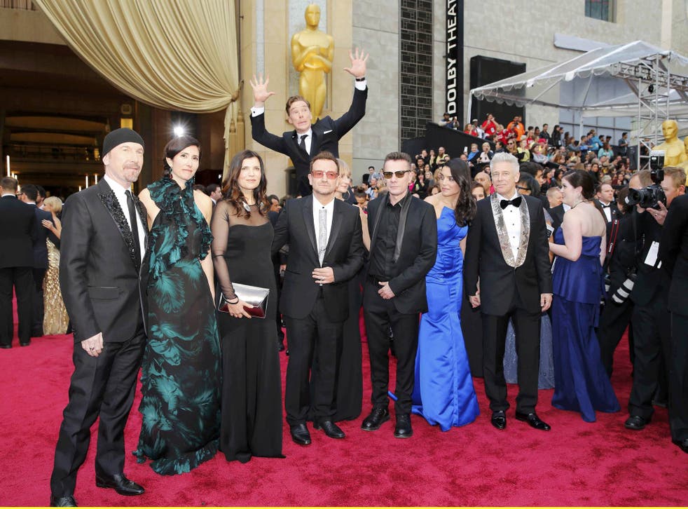 Cumberbatch spectacularly photobombs U2 at the Oscars