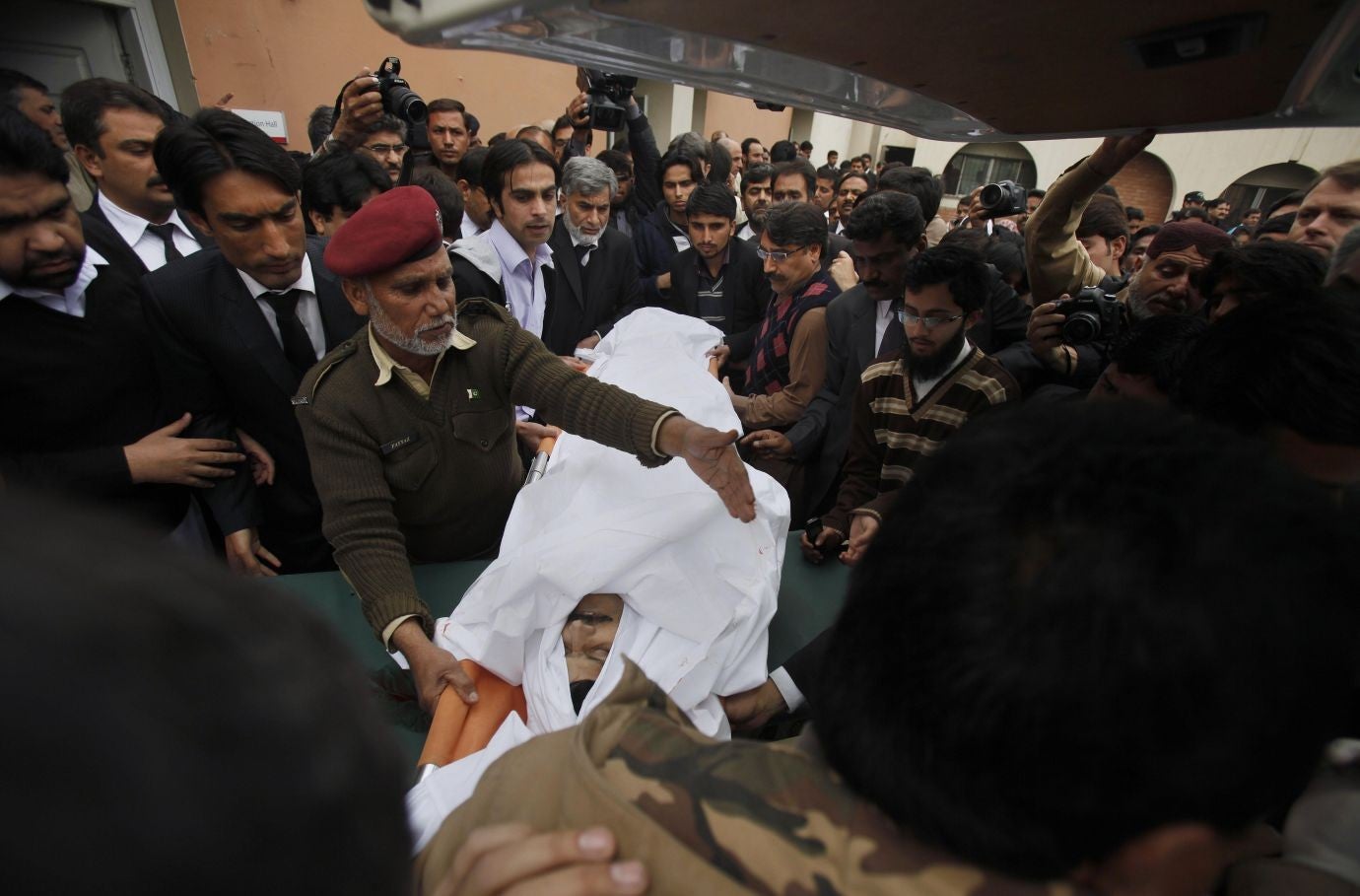 Pakistanis carry the body of a judge in Islamabad on 3 March 2014 after gunmen attacked a court complex in the capital