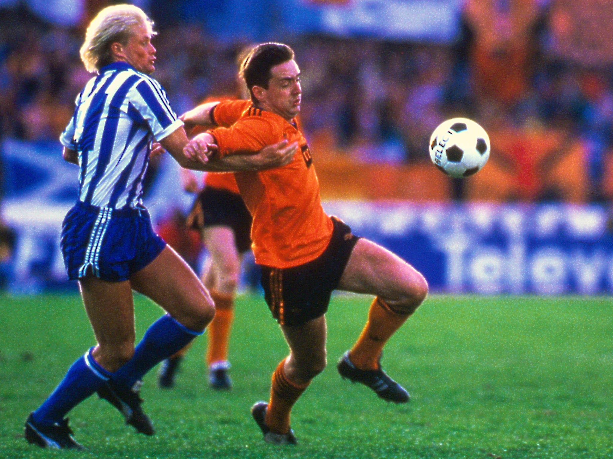 Ian Redford (right) tries to get past IFK Gothenburg’s Peter Larsson during Dundee United’s defeat in the 1987 Uefa Cup final