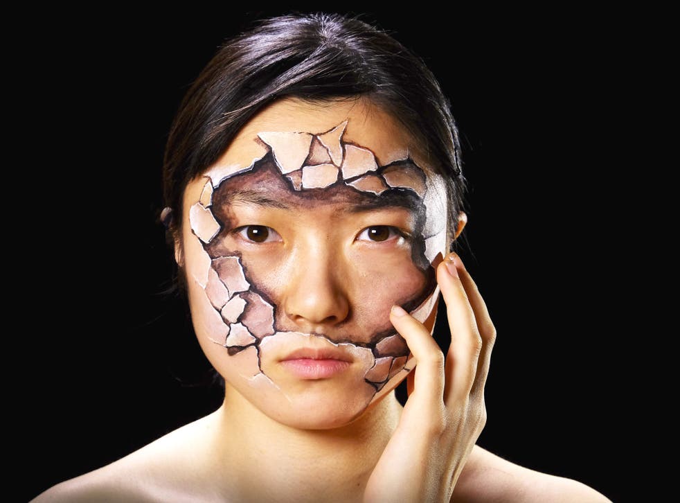 Hikaru Cho's special effects make-up has a repertoire that ranges from designing mobile apps to creating movie masks and printed pantyhose and is about more than just shock. For Cho, giving her sitters just the eyes or lips they have always wanted is a wa