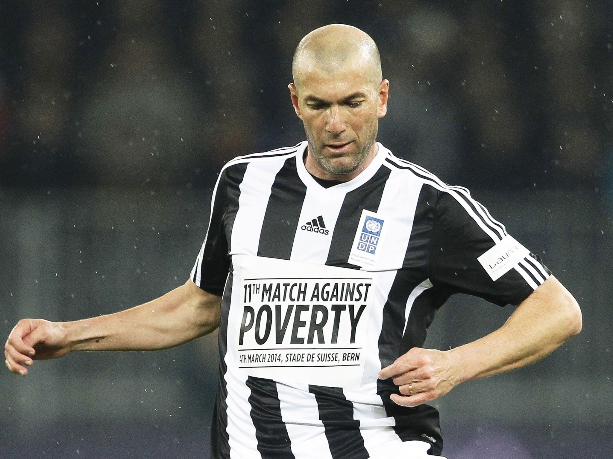 Zinedine Zidane makes a pass during the 'Match against Poverty' friendly against Young Boys