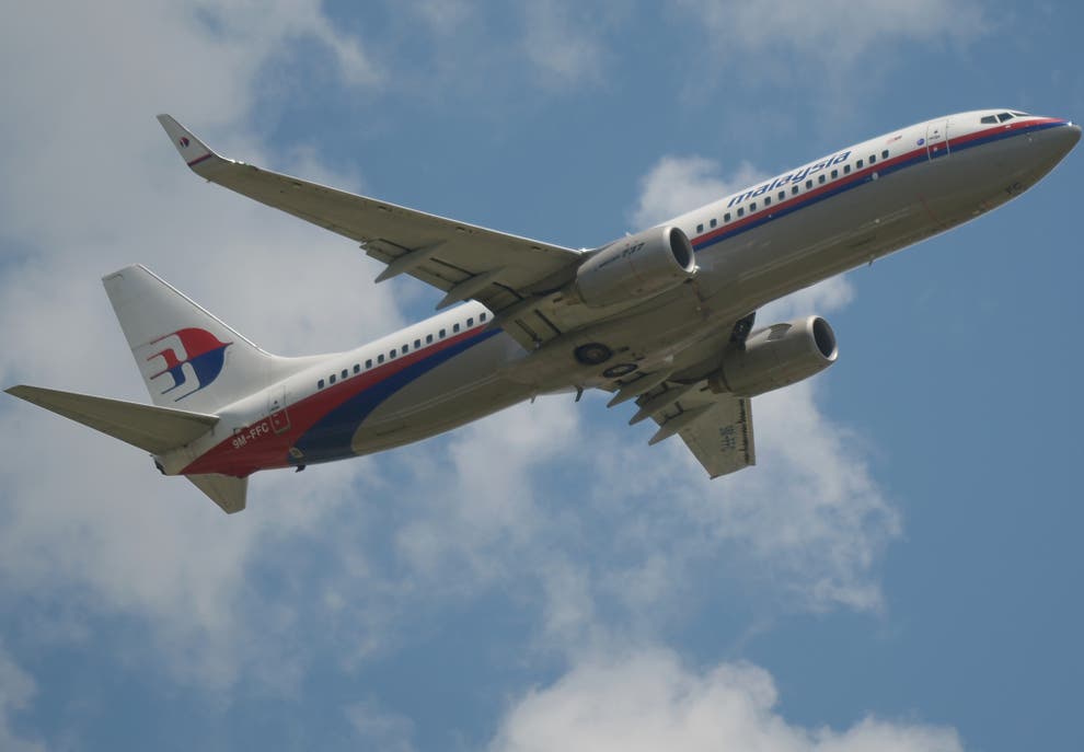 Malaysia Airlines plane 'flies in the wrong direction