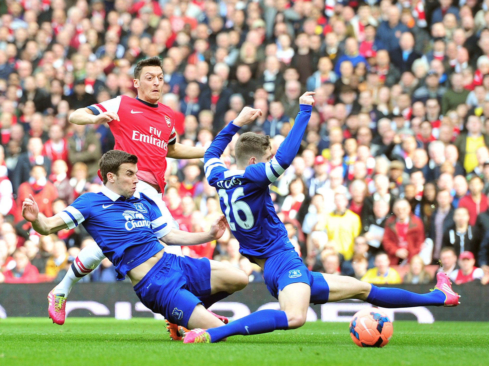 Mesut Ozil puts Arsenal ahead against Everton