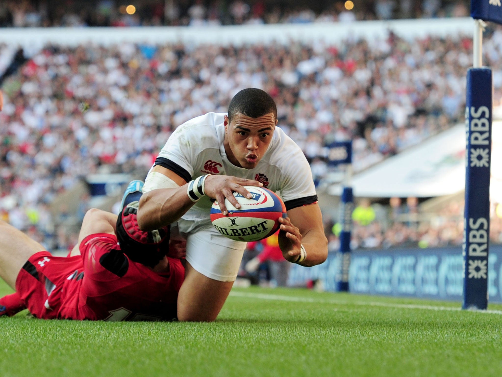 Luther Burrell crosses the line for England
