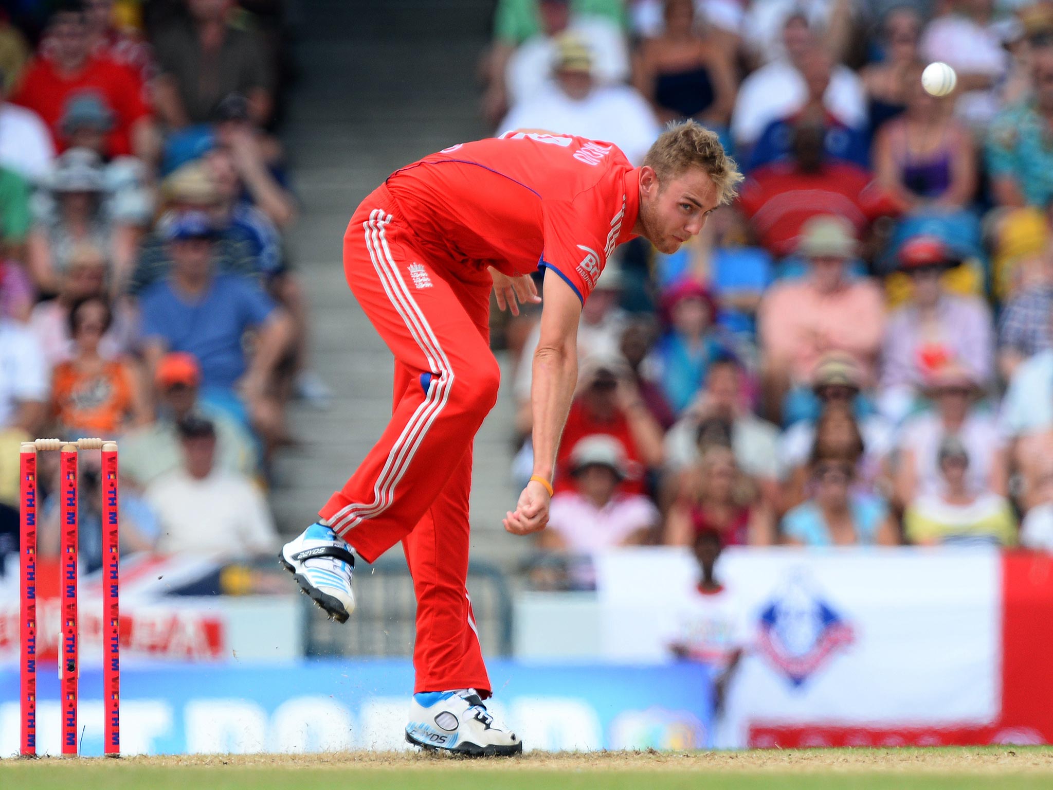 England Twenty20 captain Stuart Broad is suffering from patella tendinitis