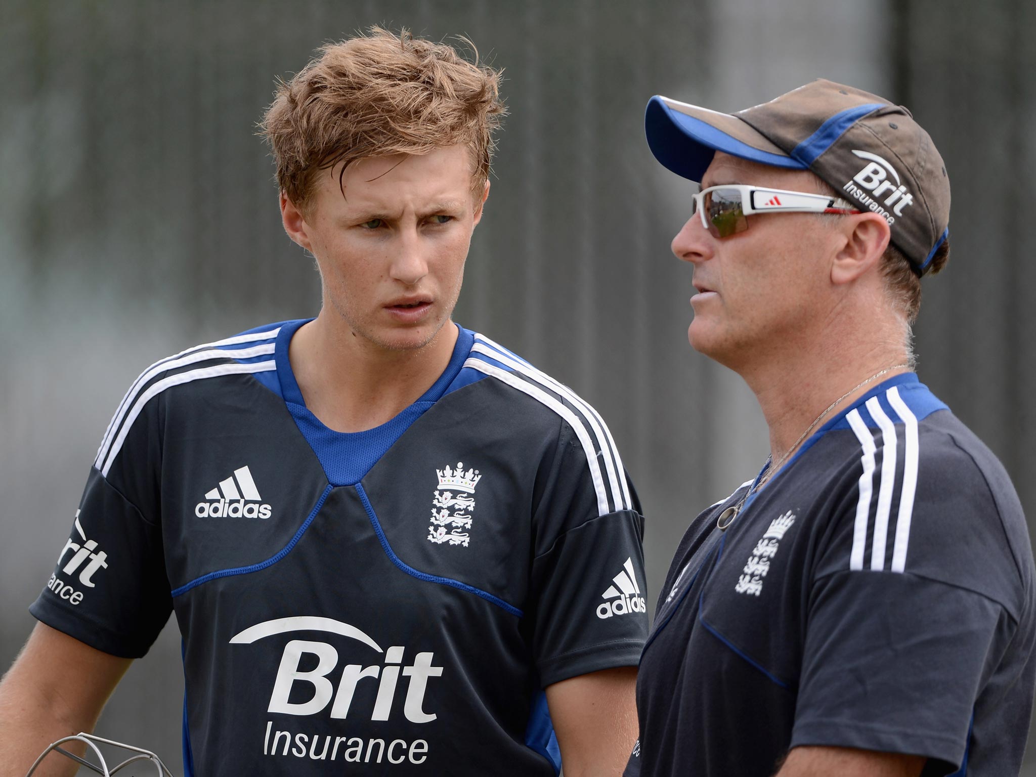 England limited-overs batting coach Graham Thorpe (R) talks to Joe Root (L) before the latter was ruled out of action with a broken thumb