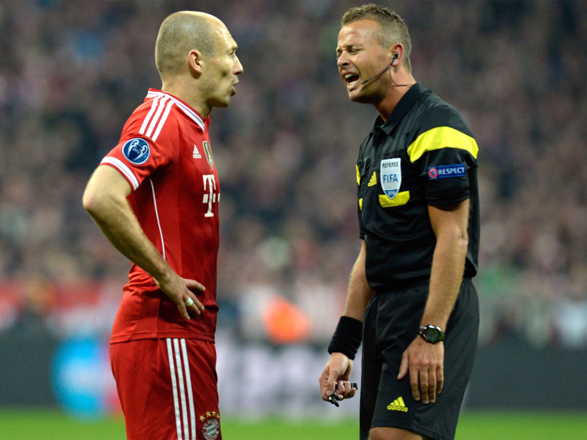Arjen Robben speaks with referee Svein Oddvar Moen