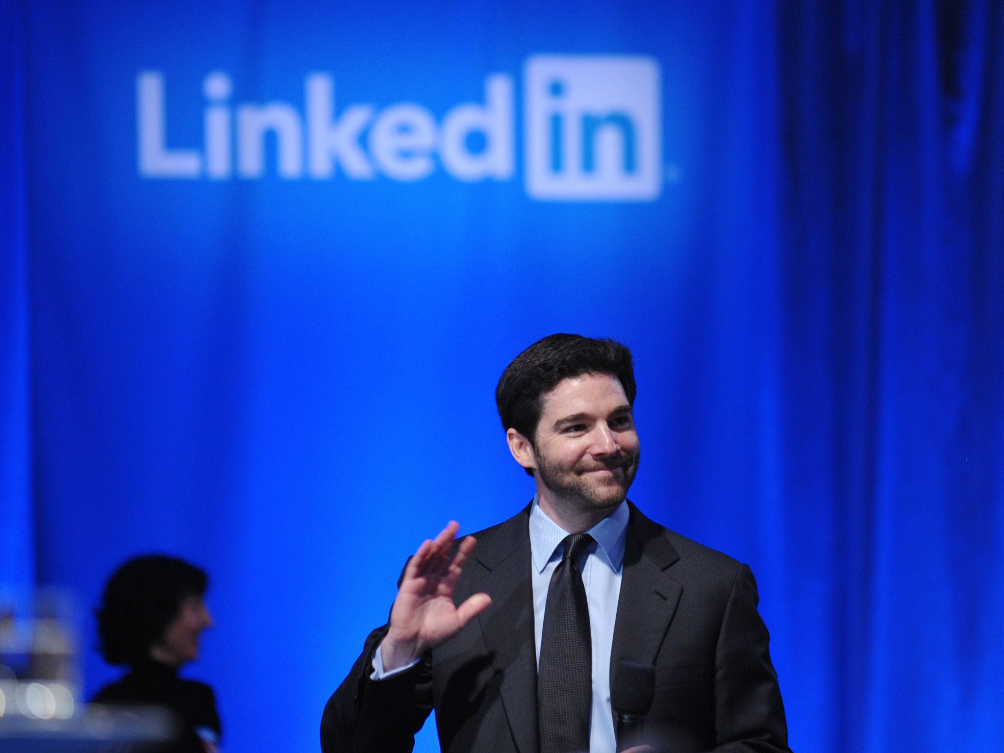 Linkedin CEO Jeff Weiner arrives at the Computer History Museum to host a Linkedin town hall meeting with US President Barack Obama September 26, 2011 in Mountain View, California