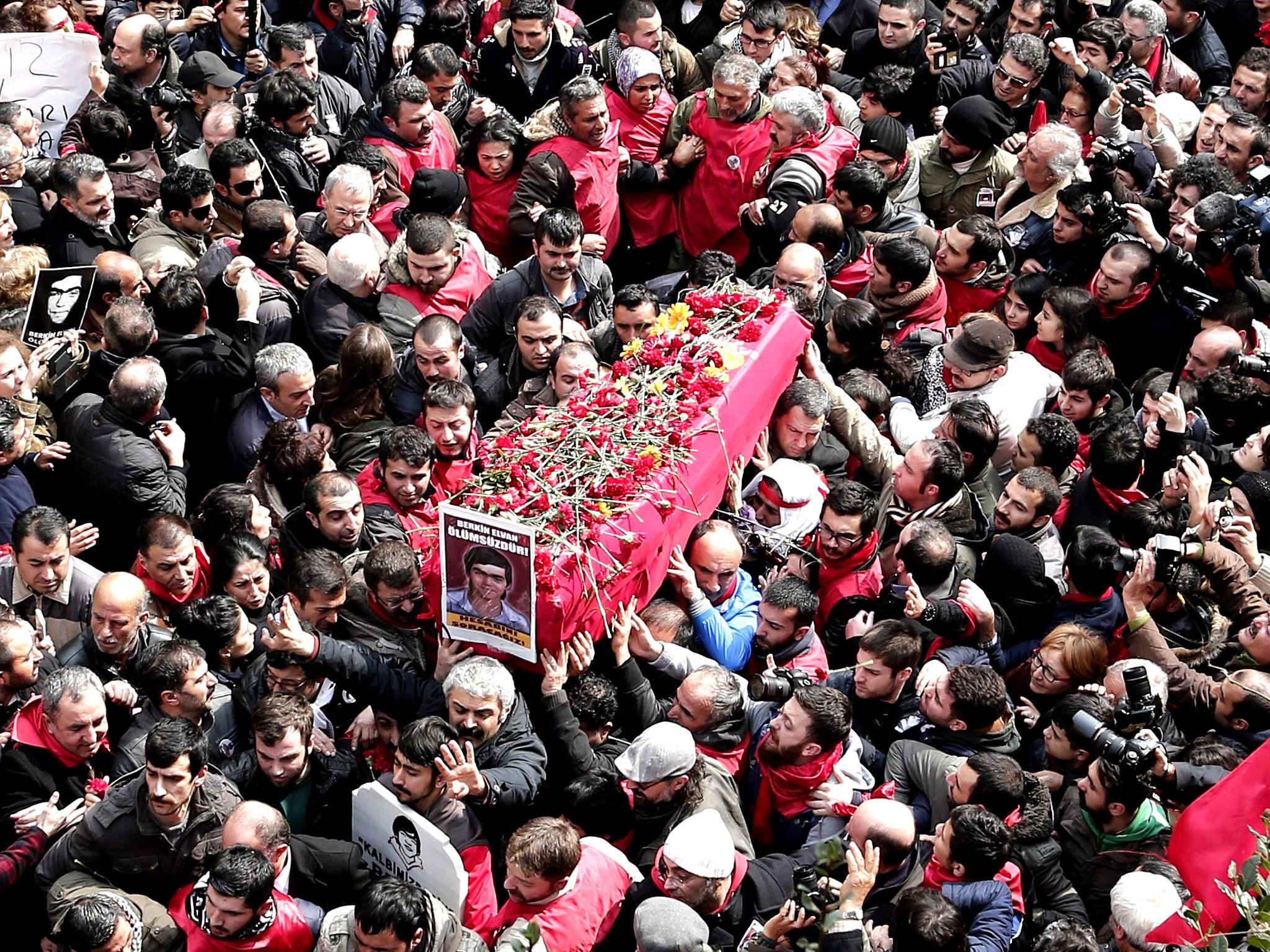The coffin of Berkin Elvan is carried by mourners in Istanbul