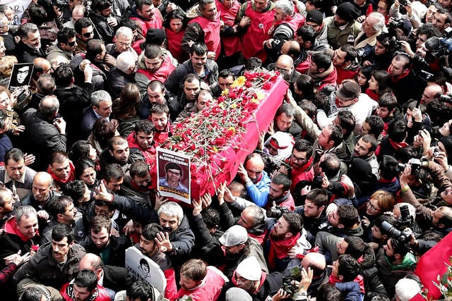 The coffin of Berkin Elvan is carried by mourners in Istanbul