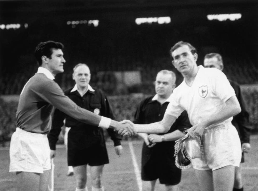 Danny Blanchflower shakes hands with Benfica’s Jose Aguas