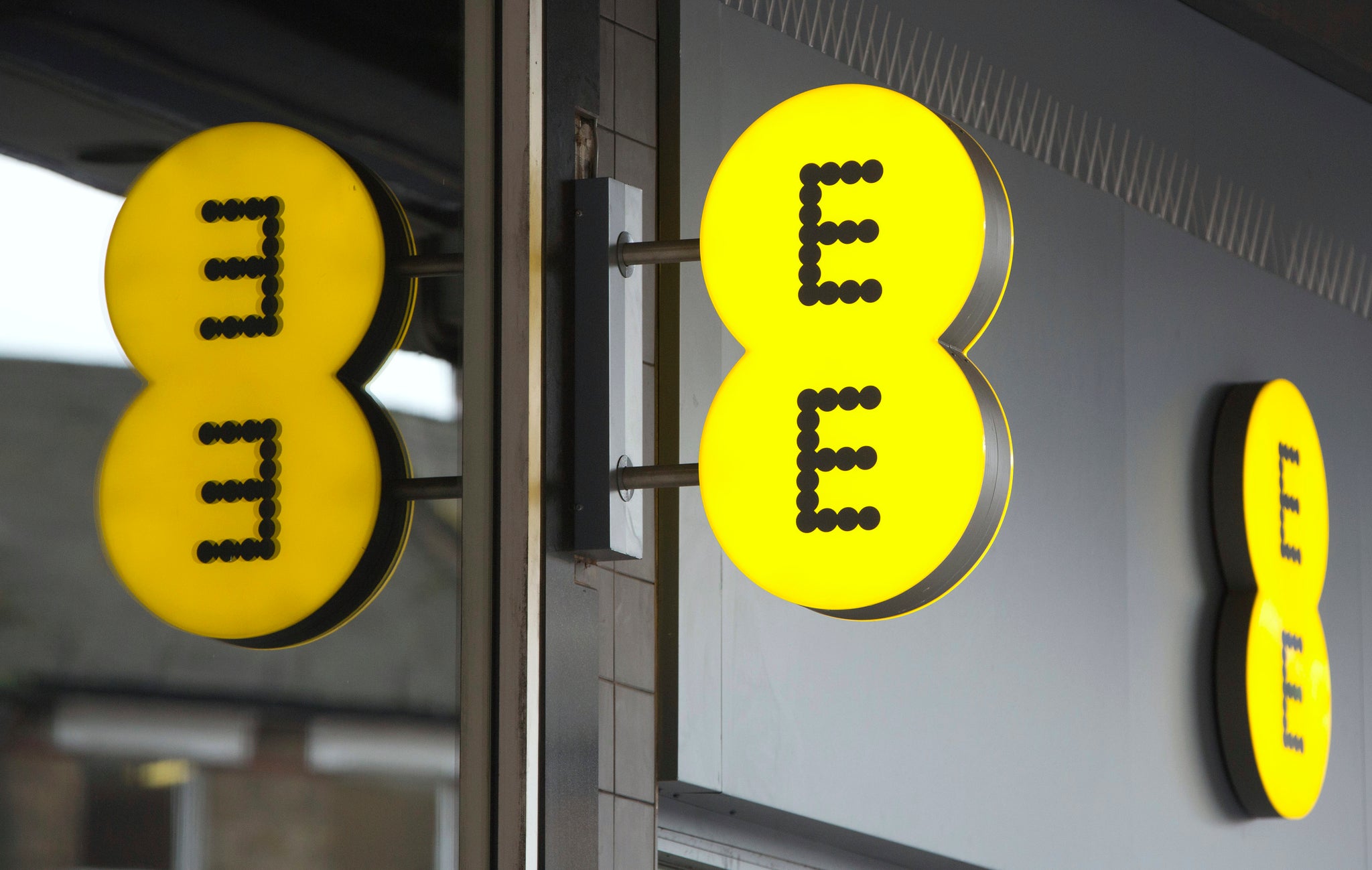 EE told to pay £2.7m by Ofcom for overcharging customers