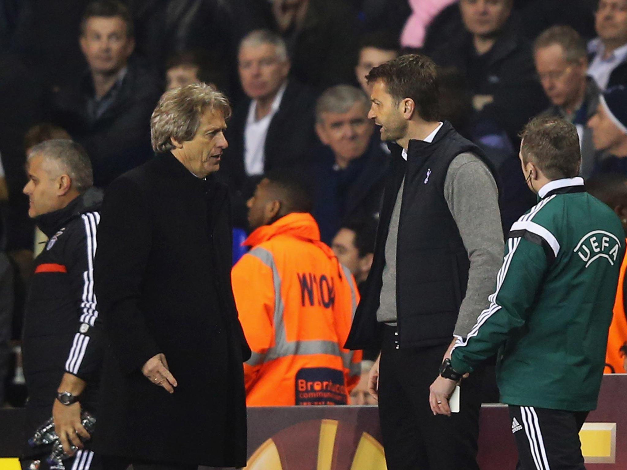 Tim Sherwood manager of Tottenham Hotspur argues with Jorge Jesus manager of Benfica during the match