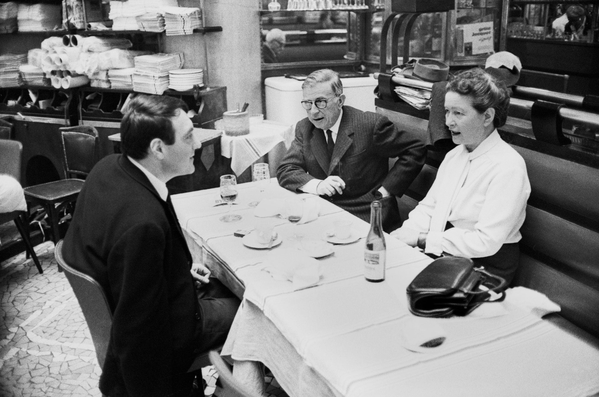 Lanzmann (on the left) dining in a Paris restaurant in 1964 with Jean-Paul Sartre and Simone de Beauvoir