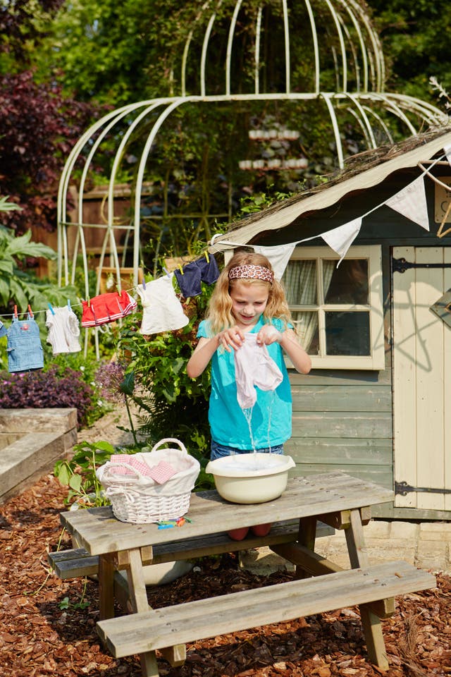 Dawn's book advises children to take water, dolls' clothes and soap out into the garden for a washday to remember