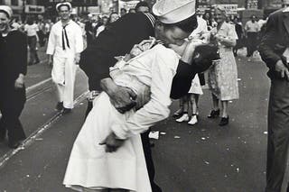 Sailor who kissed a nurse in famous WWII photograph dies aged 86 | The ...