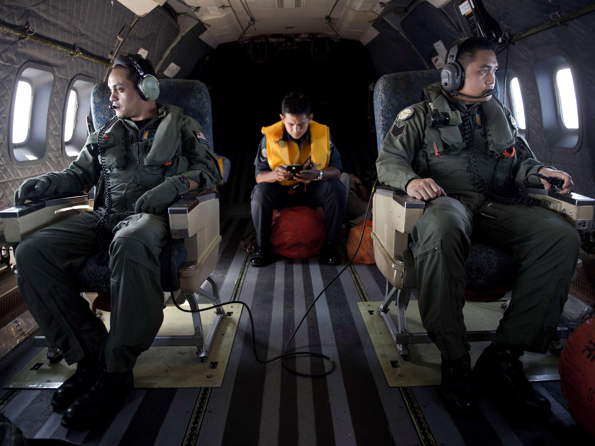 Members of the Malaysian Air Force search the sea for traces of Flight MH370 (Getty Images)