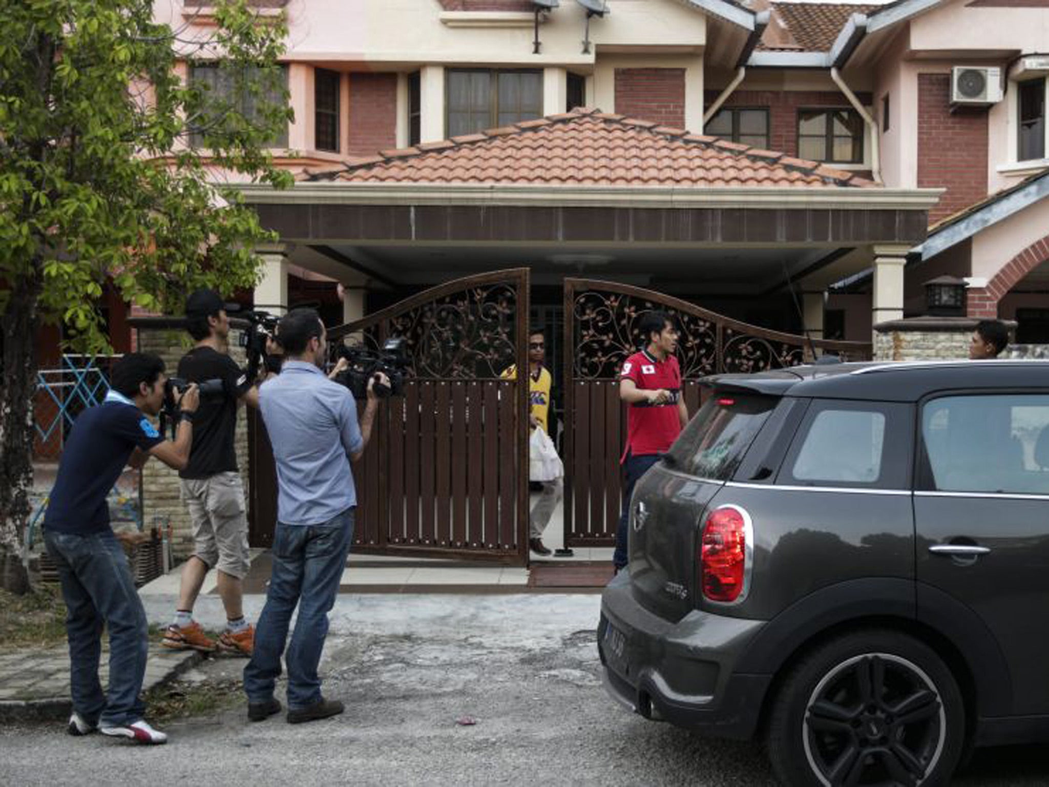 Police drove to the residential compound in Kuala Lumpur where the missing plane's pilot Fariq Abdul Hami lives, according a guard and local reporters