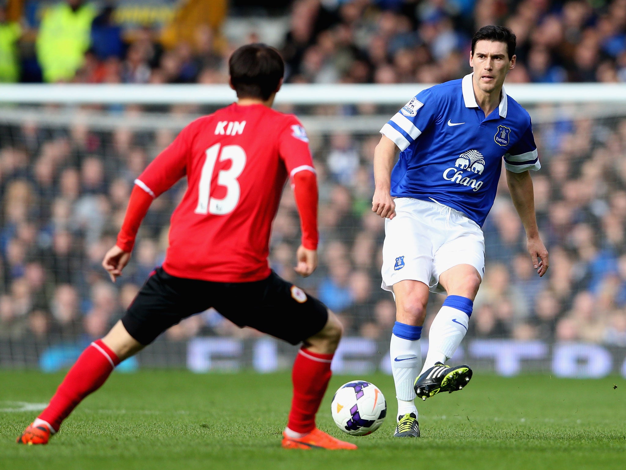 Gareth Barry of Everton competes with Bo-Kyung Kim of Cardiff City