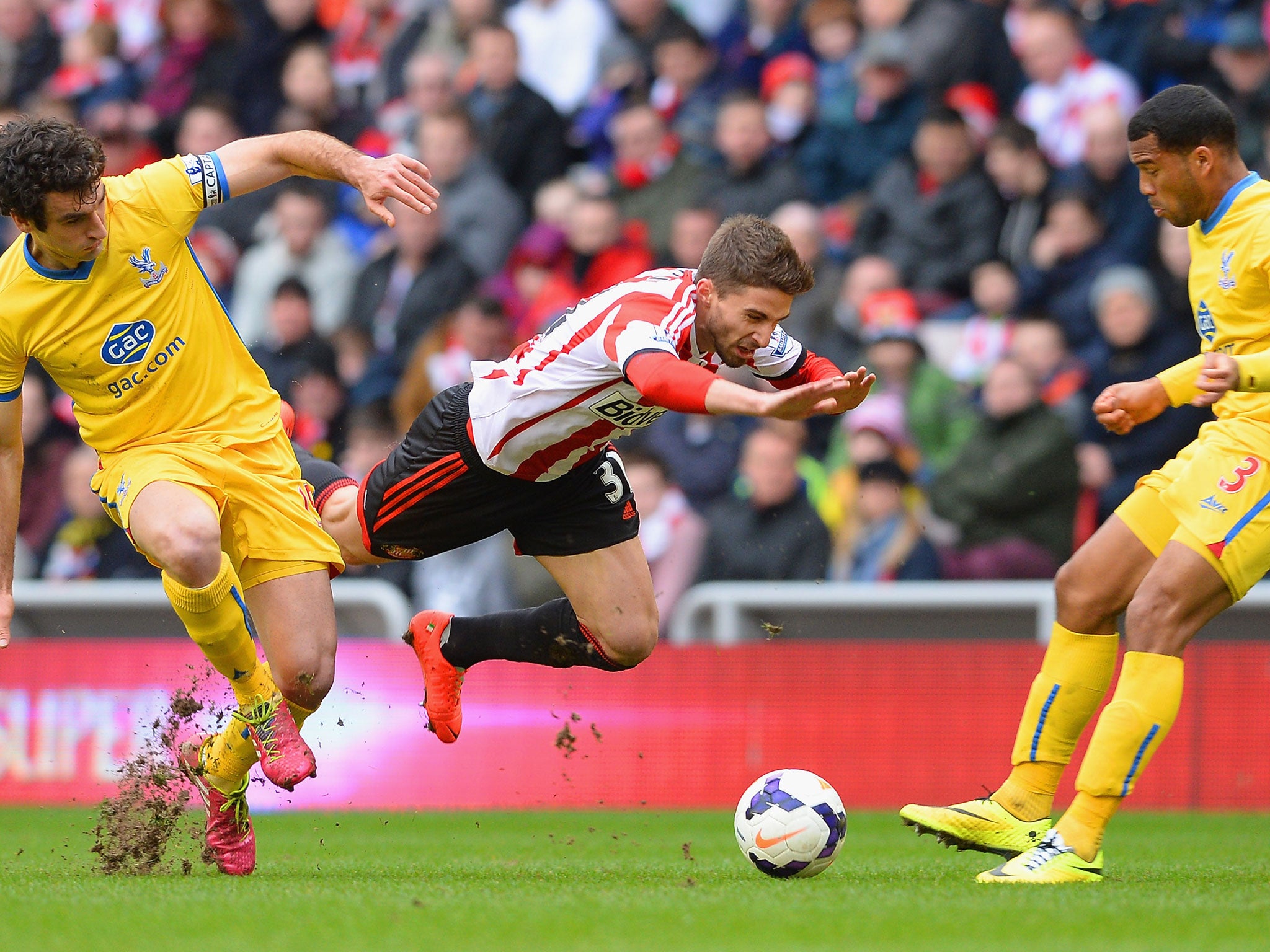 Fabio Borini of Sunderland clashes with Mile Jedinak and Adrian Mariappa of Crystal Palace