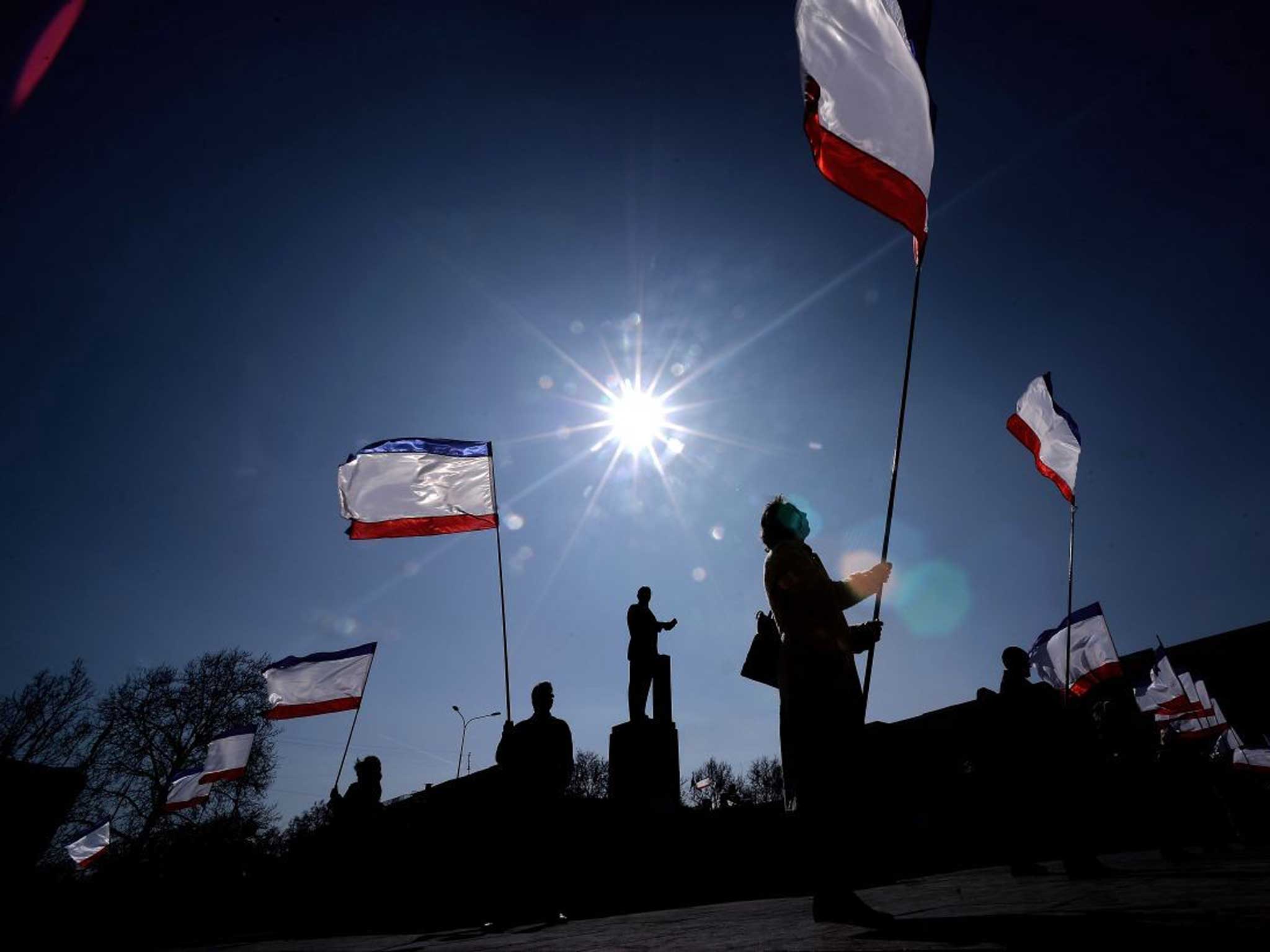 Split vote: Crimean flags raised in Simferopol’s Lenin Square
