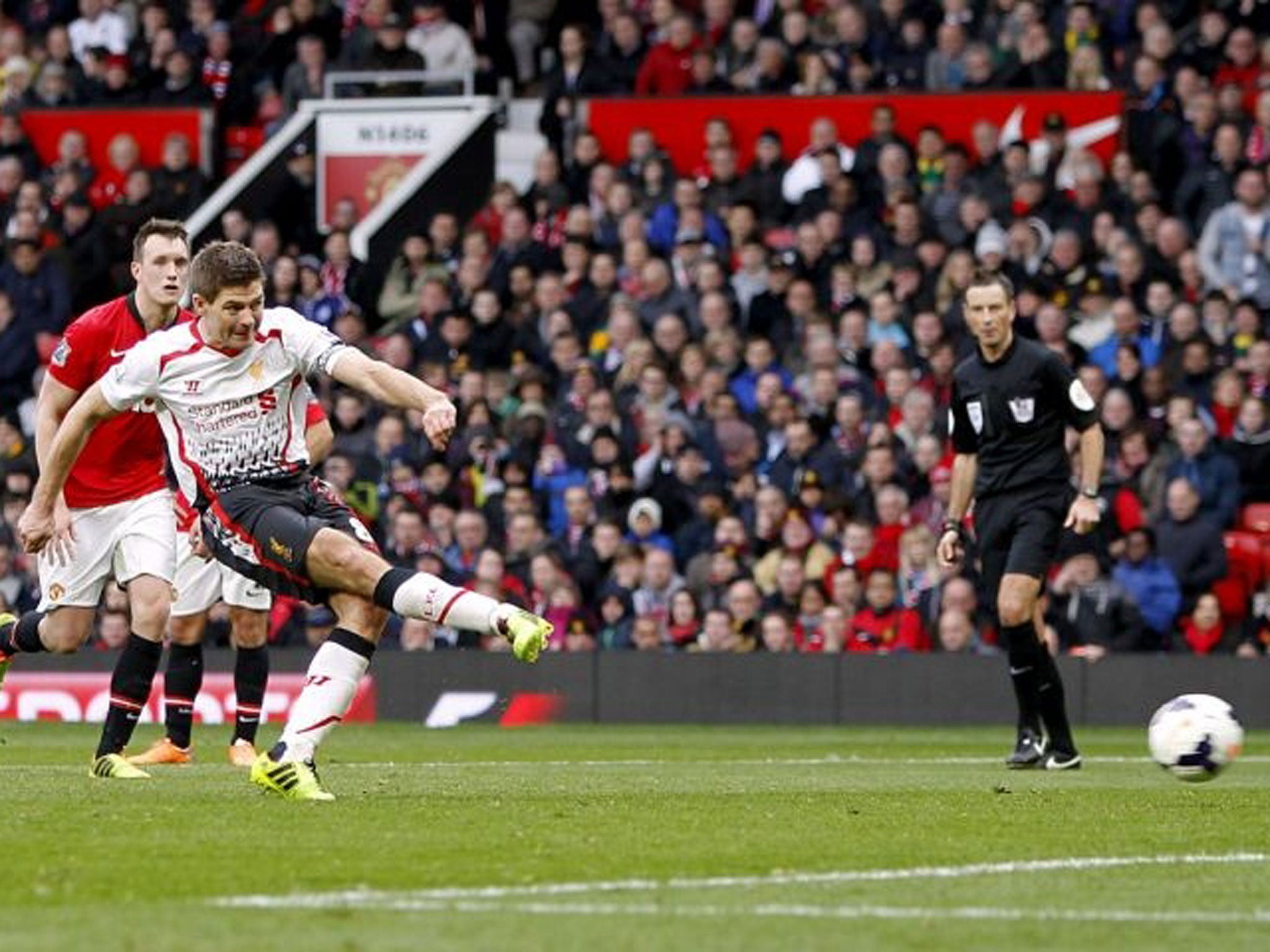 Gerrard take a penalty against Manchester United