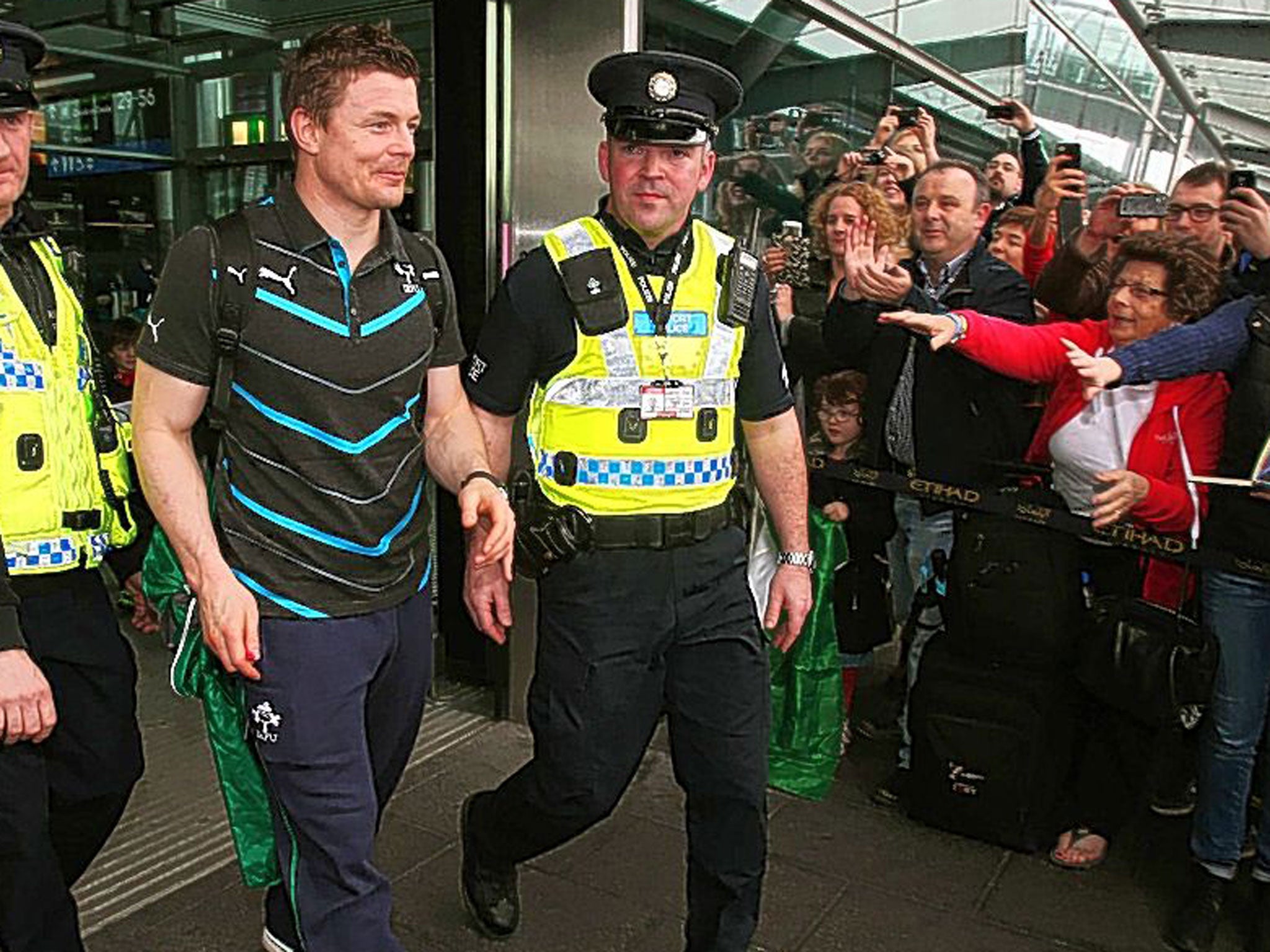 Brian O’Driscoll is given a hero’s welcome as he arrives back at Dublin Airport on Sunday